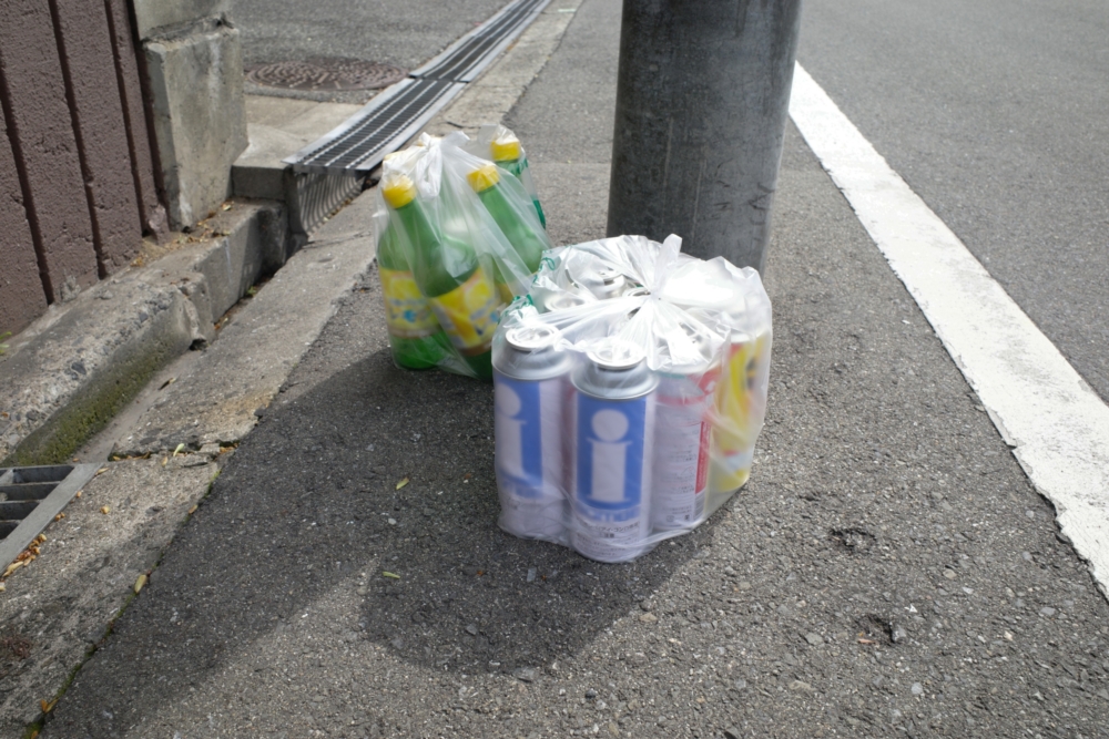 中身が残っているスプレー缶の捨て方|穴あけは必要?安全な処分方法も解説 7 スプレー缶を自治体で処分する際のNG行為