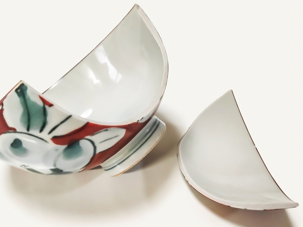 食器の処分方法と処分費用|割れているときの捨て方も解説 6 割れた食器の捨て方|安全な包み方と正しい出し方