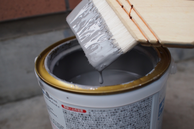 大量のペンキや塗料の簡単処分方法！缶の捨て方・中身の廃棄方法