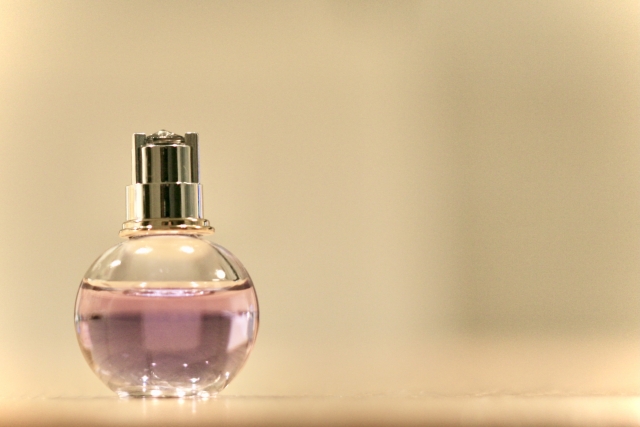 香水の捨て方｜中身の処理・瓶の開け方・活用方法まで徹底解説