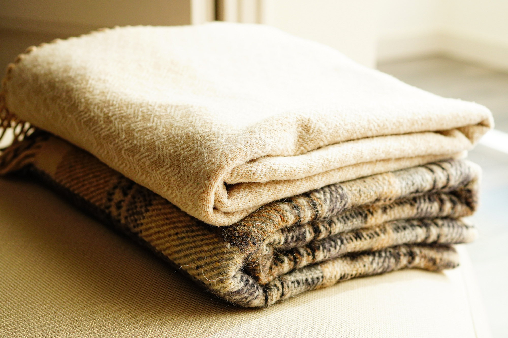 毛布の処分方法8選！捨て方から費用相場、注意点まで解説