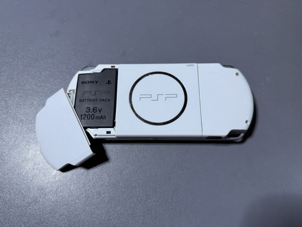 PSPバッテリーの処分方法|膨張した電池の回収方法・引き取り先は? 7 リチウムイオン電池を取り外して処分を推奨