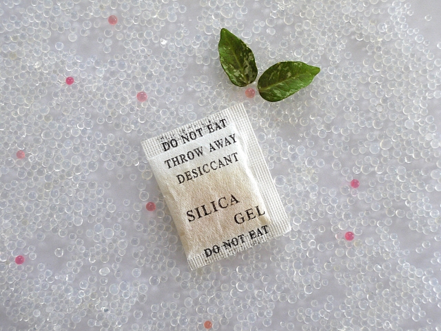 乾燥剤は何ゴミ?正しい捨て方から注意点・再利用の方法まで 5 乾燥剤を処分する際の注意点