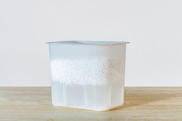 【タイプ別】除湿剤の捨て方をご紹介！注意点や新たな活用法まで