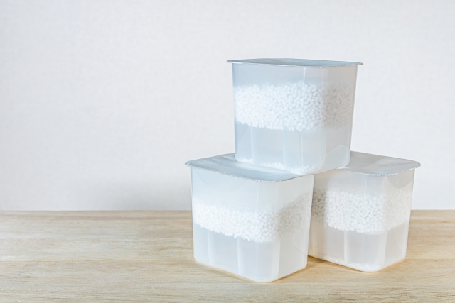 【タイプ別】除湿剤の捨て方をご紹介!注意点や新たな活用法まで 6 除湿剤を捨てる際に注意すべきこと