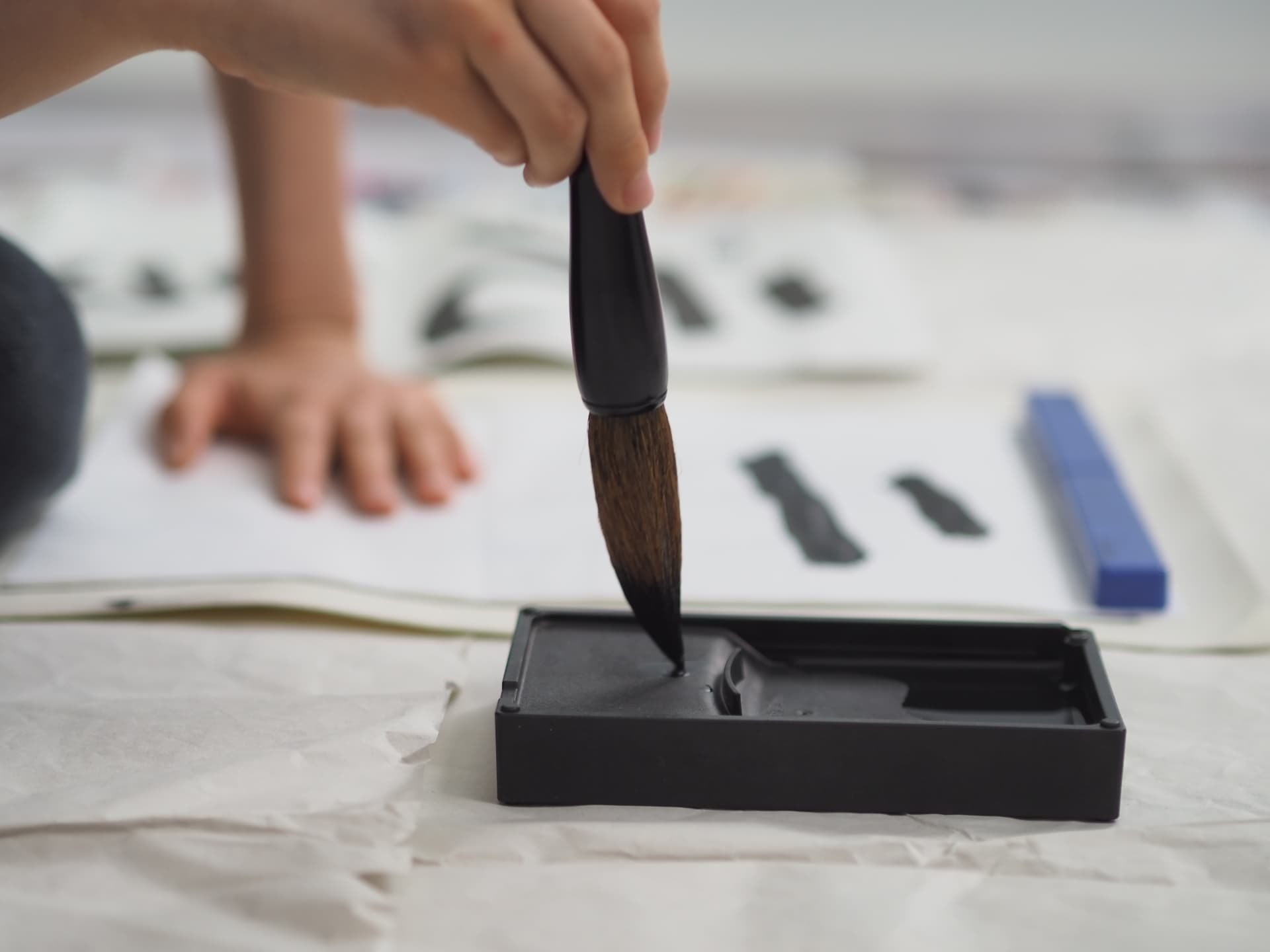 墨汁の正しい捨て方|水道に流していい?大量にある場合の処分方法も解説 5 墨汁の入った容器の捨て方