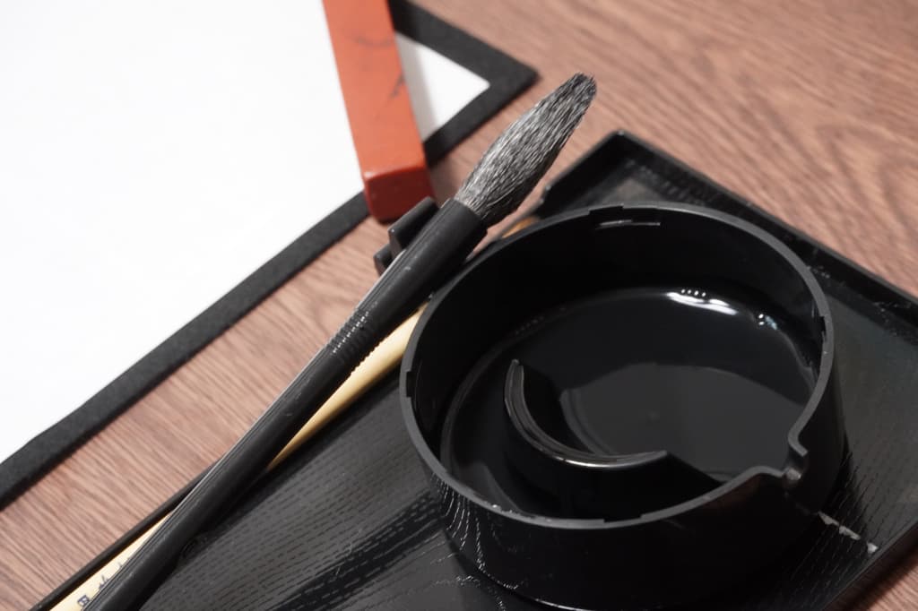 墨汁の正しい捨て方｜水道に流していい？大量にある場合の処分方法も解説